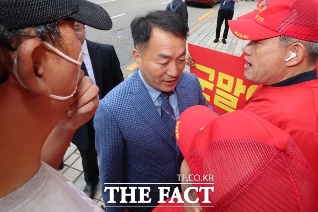 김계환 전 해병대 사령관이 12일 오전 서울 서초구 순직 해병 특별검사팀 사무실에서 피의자 소환 조사를 받기 위해 출석하다 해병대 예비역 연대 회원들의 항의를 받고 있다. /뉴시스