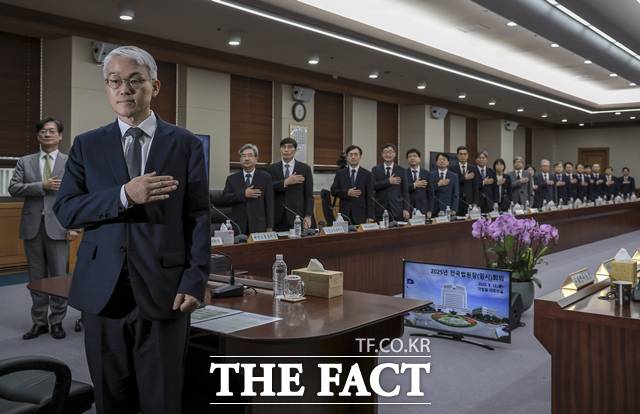 천대엽 법원행정처장을 비롯한 전국법원장들이 12일 서울 서초구 대법원에서 열린 전국법원장회의 임시회의에서 국민의례를 하고 있다. 2025.09.12/뉴시스