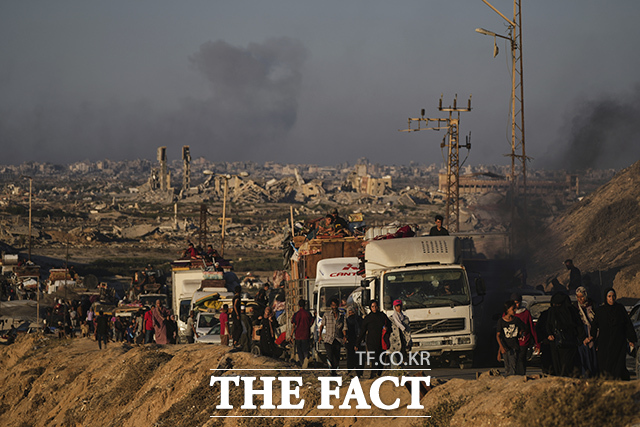 이스라엘군이 가자시티에 대핀 명령을 내린 가운데 팔레스타인 난민들이 해안 도로를 따라 남부 가자로 향하고 있다. /가자시티=AP.뉴시스