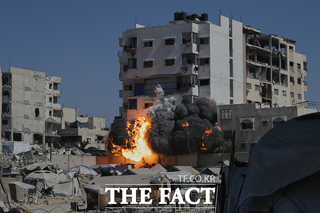 이스라엘군의 공습을 받은 가자시티 건물에 불길과 연기가 치솟고 있다. /가자시티=AP.뉴시스