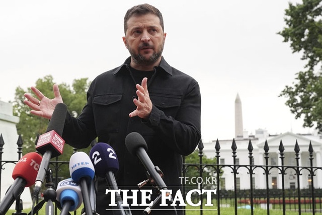 볼로디미르 젤렌스키 우크라이나 대통령이 지난달18일(현지 시간) 백악관에서 도널드 트럼프 미국 대통령 및 유럽 지도자들과 회담한 뒤 백악관 맞은편 라파예트 공원에서 기자회견하고 있다. /워싱턴=AP·뉴시스