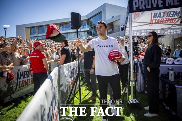 미국의 청년활동가로 도널드 트럼프 미 대통령의 강력한 지지자인 찰리 커크가 10일(현지 시간) 유타 밸리대학교에서 연설하기 앞서 마가(MAGA·미국을 다시 위대하게) 모자를 나눠주고 있다. 찰리 커크는 이날 연설 도중 총격을 당해 숨졌다. /오렘=AP·뉴시스