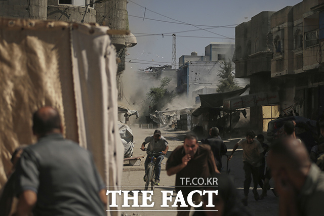 이스라엘군 공습에 대피하는 가자시티 주민들. /가자시티=AP.뉴시스