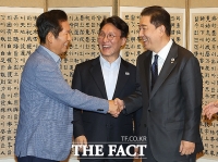  與 '투톱 갈등' 종결…웃으며 손잡은 정청래·김병기