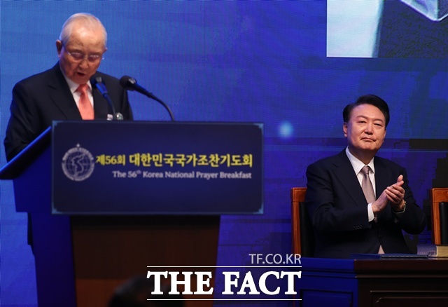 윤석열 대통령이 2024년 11월 22일 서울 중구 신라호텔에서 열린 제56회 국가조찬기도회에 참석해 김장환 목사의 설교를 듣다 박수를 치고 있다. /뉴시스