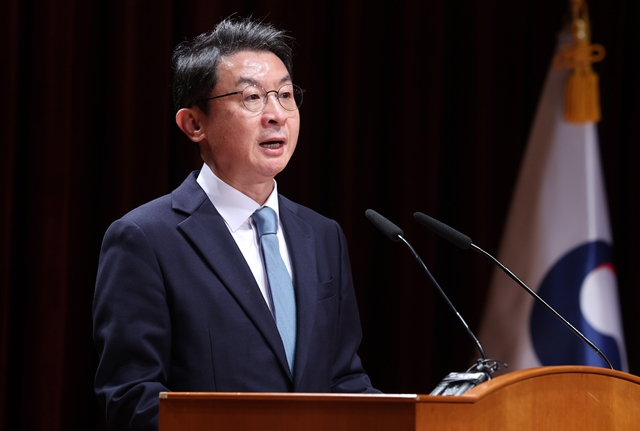 이억원 금융위원회 위원장이 15일 오후 서울 종로구 정부서울청사에서 열린 취임식에서 취임사를 하고 있다. /뉴시스