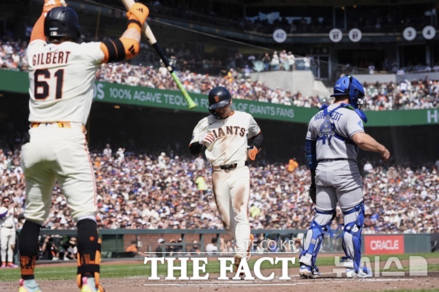 샌프란시스코 이정후가 15일(한국시간) LA 다저스전에서 2회말 몸맞는공으로 나간 뒤 8번 케이시 슈미트의 희생 플라이 때 홈을 밟고 있다. /샌프란시스코=AP.뉴시스