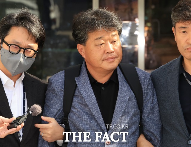 정치자금법 위반 혐의를 받는 박창욱 경북도의원이 15일 오후 서울 서초구 서울중앙지방법원에서 열린 구속 전 피의자 심문(영장실질심사)을 마친 뒤 법원을 나서고 있다. (공동취재) 2025.09.15. /뉴시스