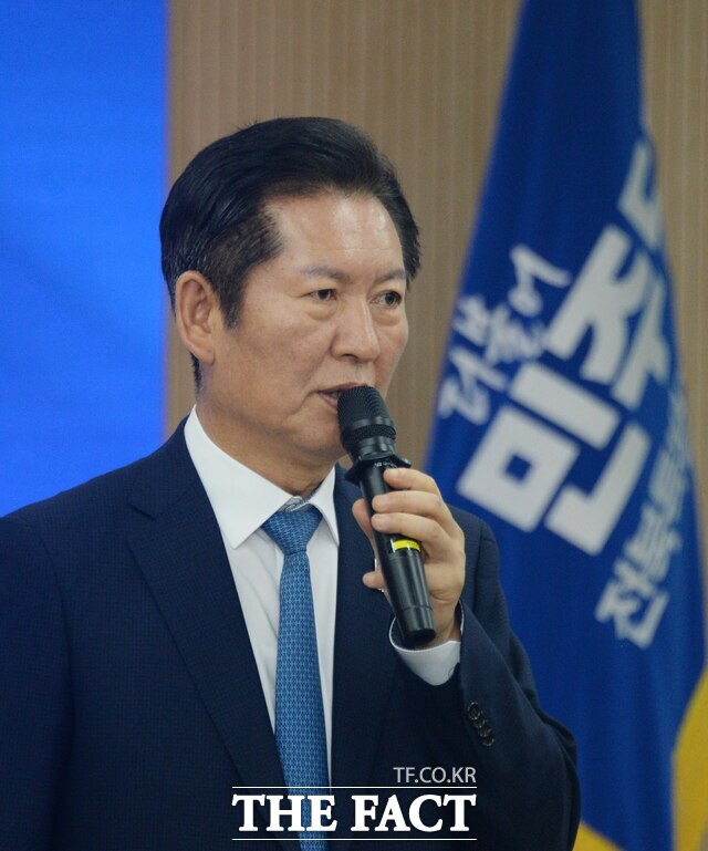 정청래 더불어민주당 대표(사진)가 16일 전북특별자치도 예산정책협의회에서 전북도민의 3중 소외에 공감하고 역점사업 추진을 위해 협력을 아끼지 않겠다고 강조했다. /뉴시스