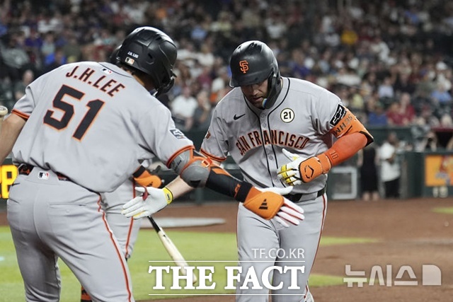 샌프란시스코 이정후가 16일(한국시간) 애리조나전에서 3회초 동점 중월 솔로 홈런을 날린 케이시 슈미트를 대기 타석에서 맞이하고 있다. /피닉스=AP.뉴시스