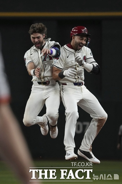 애리조나 조던 롤러(오른쪽)이 17일(한국시간) 샌프란시스코전에서 9회말 끝내기 안타를 때린 뒤 블레이즈 알렉산더와 기쁨을 나누고 있다. /피닉스=AP.뉴시스
