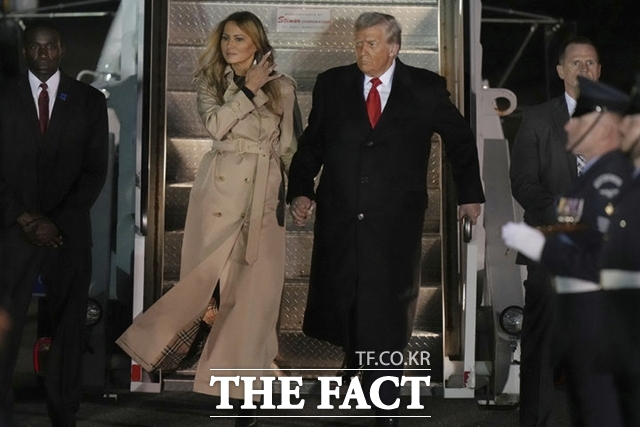 도널드 트럼프 미국 대통령과 부인 멜라니아 여사가 16일(현지시간) 영국 런던 근교 스탠스테드 공항에 도착해 전용기에서 내리고 있다. 트럼프 대통령은 영국 이동 전에 취재진을 향해 반도체 같은 품목은 (자동차보다) 관세를 더 낼 수 있다고 밝혔다. /AP.뉴시스