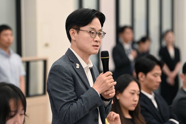 김정관 산업통상자원부 장관(가운데)은 지난 16일 한미 협상은 터프(거칠)하게 왔다 갔다 하고 있다며 양측이 서로 윈윈할 수 있는 방안을 찾아가는 과정이라고 말했다. / 산업부