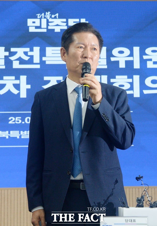 정청래 대표가 16일 전북 전주시 더불어민주당 전북특별자치도당에서 열린 호남발전특별위원회 제1차 전체회의에 참석해 인사말을 하고 있다. /뉴시스