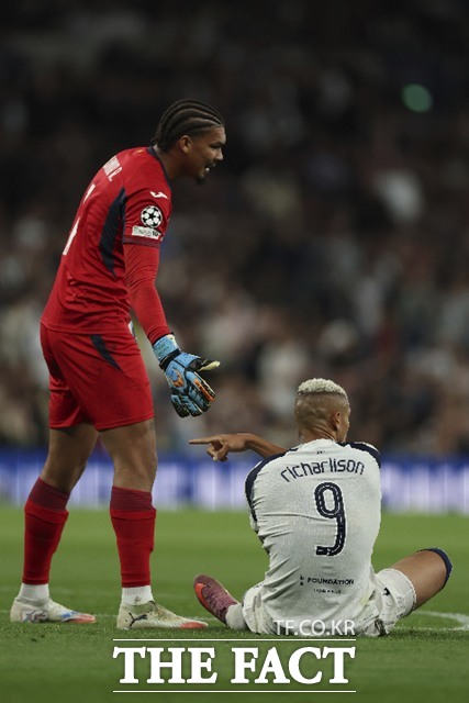 베리발의 크로스를 잡으려다 자책골을 기록한 비야 레알의 골키퍼 루이스 주니오르(왼쪽)./런던=AP.뉴시스