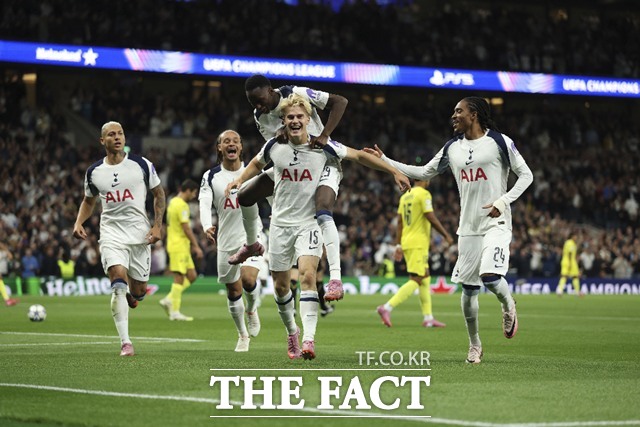 토트넘의 루카스 베리발(가운데)이 17일 비야 레알과 2025~2026 UCL 리그 페이즈 1라운드 홈경기 전반 4분 날카로운 크로스로 상대 골키퍼의 자책골을 끌어낸 뒤 동료들과 함께 기뻐하고 있다./런던=AP.뉴시스