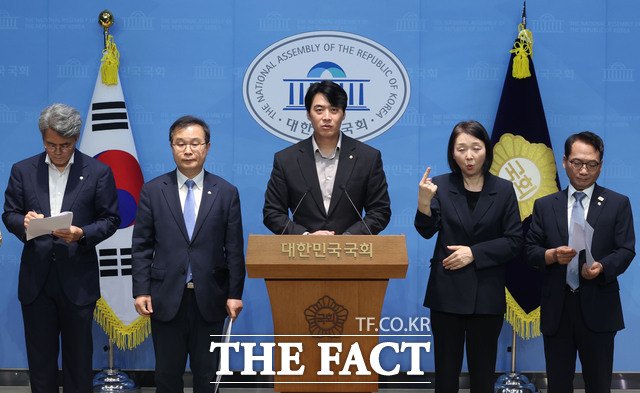 사건의 핵심 증언이 회유·조작의 산물로 드러날 경우 위증 논란으로 번질 수 있다는 관측이 나온다. 사진은 한준호(가운데) 민주당 정치검찰 조작기소대응특위 위원장. /뉴시스