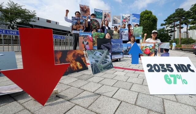 환경부는 오는 19일부터 다음 달 14일까지 전 국민이 참여하는 2035 국가 온실가스 감축목표 대국민 공개 논의 토론회를 시행한다고 18일 밝혔다. 사진은 지난 2일 기후위기비상행동 회원들이 서울 용산구 대통령실 인근에서 기자회견을 하고 있는 모습. / 뉴시스