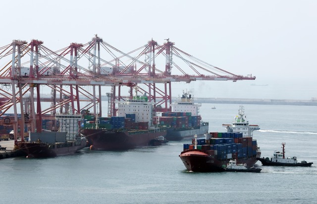 문신학 산업통상자원부 1차관은 18일 서울 양재동 엘타워에서 열린 제22회 조선해양의 날 기념행사에서 K-조선 공급망 생태계 강화 방안을 곧 발표해 실행하겠다고 말했다. 사진은 지난 6월 1일 부산 남구 신선대부두에 컨테이너선이 접안하고 있는 모습. / 뉴시스