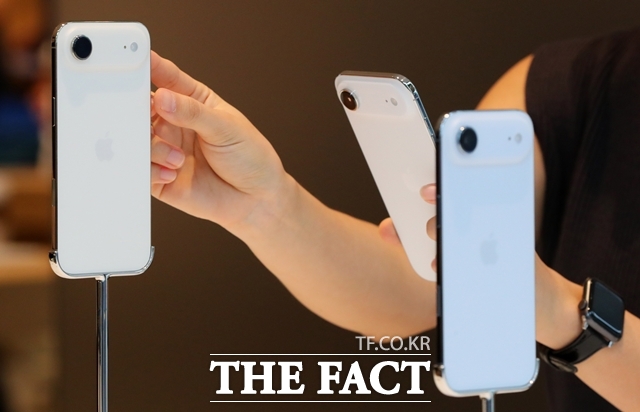 애플이 19일 아이폰17 시리즈를 공식 출시했다. 사진은 아이폰17 에어 모델. /뉴시스