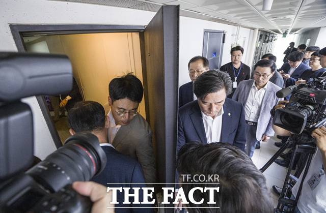 특검팀은 30일 오전부터 국민의힘 경남도당 사무실에 수사관을 보내 압수수색하고 있다. 세계평화통일가정연합(통일교) 교인들의 국민의힘 당원가입 여부 확인을 위해 강제수사에 나선 것이다. /뉴시스