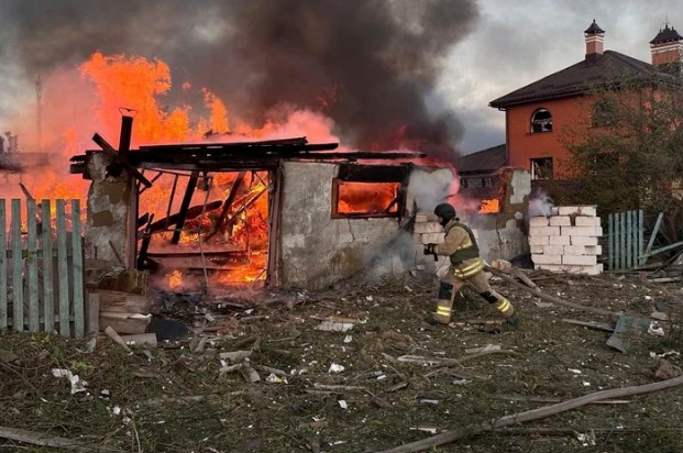 문신학 산업통상자원부 제1차관은 19일 서울정부청사에서 마리나 데니슉 우크라이나 지역사회·영토개발부 차관과 만나 양국의 협력방안을 논의했다. 사진은 지난 10일(현지시각) 우크라이나 지토미르 주거 지역에서 한 소방관이 러시아의 공격으로 파괴된 주택의 화재를 진압하고 있다. / AP·뉴시스