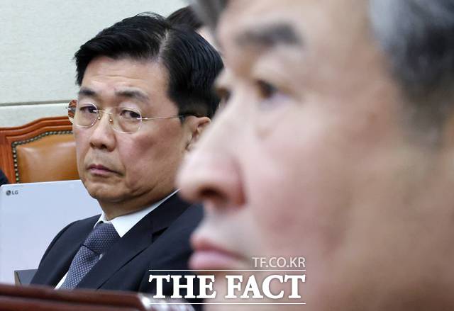 홍장원(왼쪽) 전 국가정보원 1차장이 22일 서울 여의도 국회에서 열린 윤석열 정부의 비상계엄 선포를 통한 내란 혐의 진상규명 국정조사 특별위원회 1차 청문회에 출석해 자리하고 있다. 오른쪽은 조태용 국가정보원장. 2025.01.22. /뉴시스