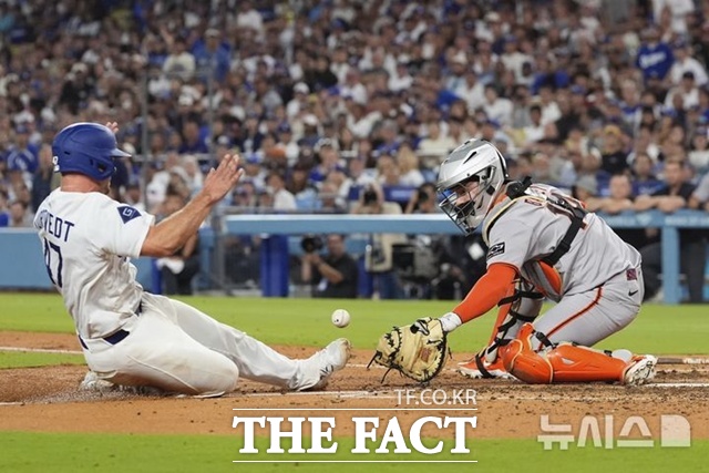 LA 다저스 벤 로트버트(왼쪽)가 19일(한국시간) 샌프란시스코전에서 6회말 무키 베츠의 유격수 땅볼 때 홈인하고 있다. 샌프란시스코 포수 패트릭 베일리가 유격수 윌리 아다메스의 송구를 놓치고 있다. /로스앤젤레스=AP.뉴시스