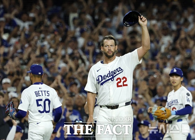 LA 다저스 클레이튼 커쇼가 20일(이하 한국시간) 샌프란시스코전에서 고별 등판을 한다. 커쇼가 7월3일 시카고 화이트삭스전에서 통산 3000탈삼진을 달성한 뒤 팬들에게 모자를 벗고 인사하고 있다. /뉴시스