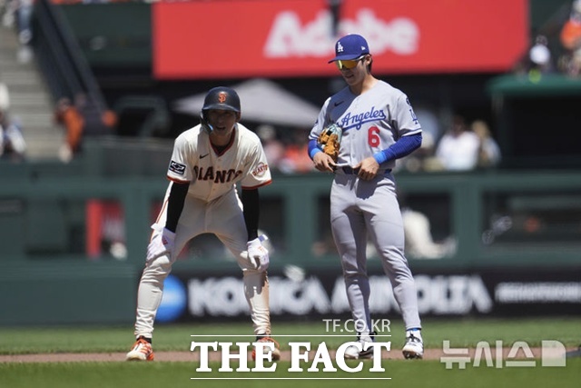 샌프란시스코 이정후(왼쪽)와 다저스 김혜성은 20일(한국시간) 다저스 클레이튼 커쇼의 고별전에 선발에서 빠졌다. /뉴시스