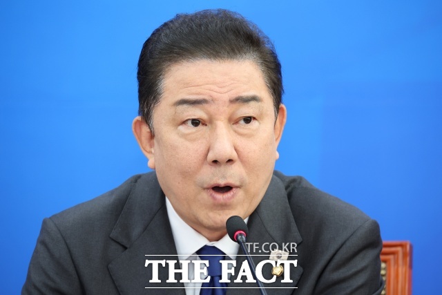 김병기 더불어민주당 원내대표가 국민의힘의 대구 장외투쟁을 명백한 대선 불복으로 규정하며 강하게 비판했다.사진은 21일 국회에서 열린 취임 100일 기자간담회에서 발언 하고 있는 김병기 더불어민주당 원내대표. /뉴시스