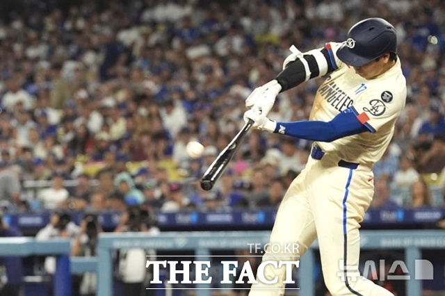 LA 다저스 오타니 쇼헤이가 21일(한국시간) 샌프란시스코전에서 6회말 시즌 53호 좌중월 솔로 홈런을 터트리고 있다. /로스앤젤레스=AP.뉴시스