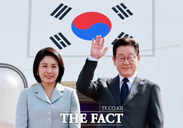 유엔 총회 참석 차 미국 출장길에 오르는 이재명 대통령이 22일 경기도 성남시 서울공항에서 영부인 김혜경 여사와 함께 공군1호기에 올라 손을 흔들고 있다. /뉴시스