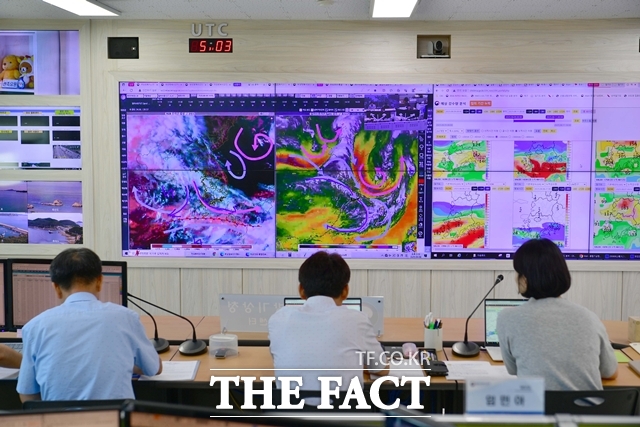 기상청은 22일부터 26일까지 5일간 제주 국립기상과학원에서 기상·기후 인공지능(AI) 글로벌 테크 포럼을 개최한다고 밝혔다. 이번 행사는 인공지능 기반 모델을 초단기 예보에 활용해 기후위기 시대 극한기상으로부터 인류의 생명과 안전을 지키기 위해 마련됐다. /뉴시스