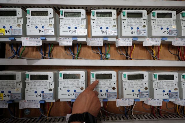 한국전력은 22일 4분기 연료비조정요금을 지난 3분기와 동일한 1kWh +5원으로 유지한다고 밝혔다. 사진은 지난 7월 15일 서울 시내의 한 오피스텔의 전력량계. / 뉴시스