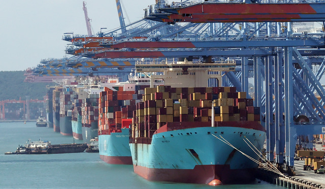 산업통상자원부는 22일 코트라(KOTRA)에서 관세대응 119 지원체계 점검 및 개편 방안을 발표하고 철강·알루미늄 파생상품 기업 지원 간담회를 개최했다. 사진은 지난 14일 부산항신항 부두. / 뉴시스