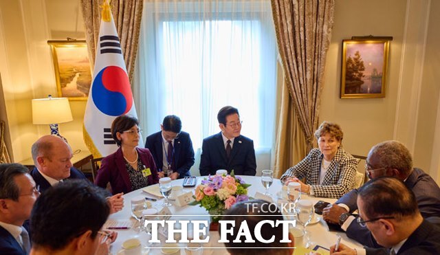 이재명 대통령이 22일(현지시간) 미국 뉴욕의 한 호텔에서 상원 외교위 및 하원 외무위 소속 의원단을 접견하고 있다. /뉴시스