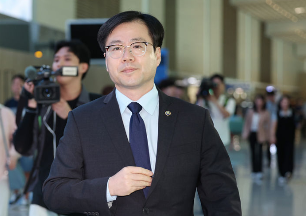 산업통상자원부는 여한구 통상교섭본부장이 오는 24~25일(현지시각) 말레이시아 쿠알라룸푸르에서 개최되는 아세안 경제장관회의에 참석한다고 23일 밝혔다. 사진은 지난 15일 여 본부장이 인천국제공항 제2터미널에서 워싱턴 DC로 출국하는 모습. / 뉴시스