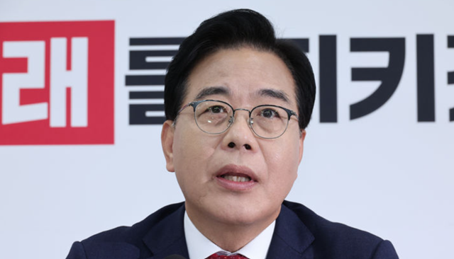 송언석 국민의힘 원내대표가 23일 오후 서울 여의도 국회에서 열린 취임 100일 기자회견에서 발언을 하고 있다. /뉴시스