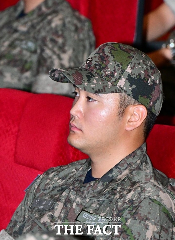 이지호 씨가 제139기 해군 사관후보생 입교식에 참석하고 있다. /뉴시스