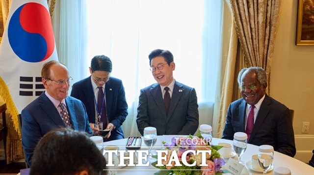 이재명 대통령이 22일(현지시간) 미국 뉴욕의 한 호텔에서 래리 핑크 세계경제포럼 의장(왼쪽), 아데바요 오군레시 글로벌 인프라스트럭처 파트너스 회장을 접견하고 있다. /뉴시스