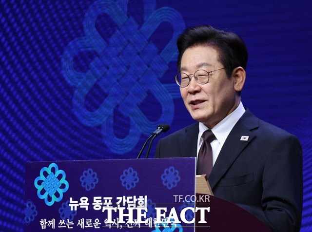 이재명 대통령이 22일(현지시간) 미국 뉴욕의 한 호텔에서 열린 동포간담회에서 인사말을 하고 있다. /뉴시스