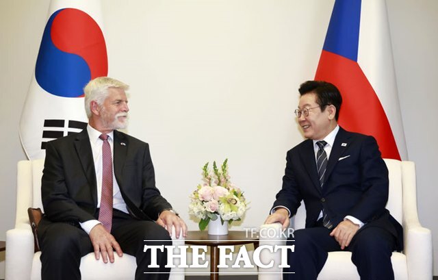 이재명 대통령이 23일(현지시간) 미국 뉴욕 유엔본부에서 페트르 파벨 체코 대통령과 첫 정상회담을 갖고 있다. /뉴시스