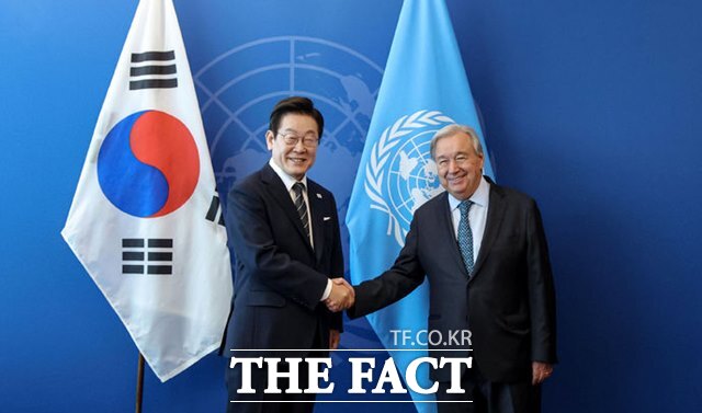 이재명 대통령이 23일(현지시간) 미국 뉴욕 유엔본부에서 안토니우 구테레쉬 유엔 사무총장을 만나 악수하고 있다. /뉴시스
