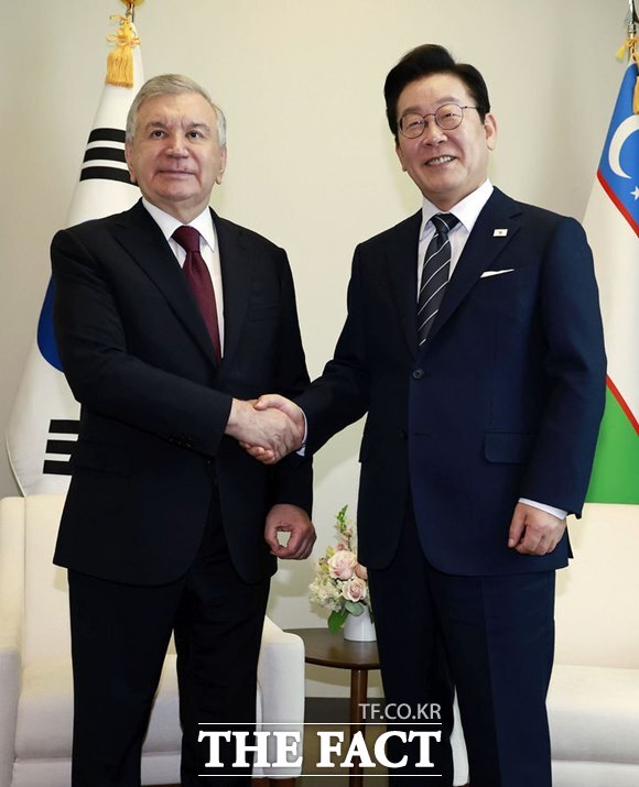 이재명 대통령은 23일(현지시간) 오후 미국 뉴욕 유엔본부에서 샤브카트 미르지요예프 우즈베키스탄 대통령과 정상회담을 갖고 악수를 하고 있다. /뉴시스