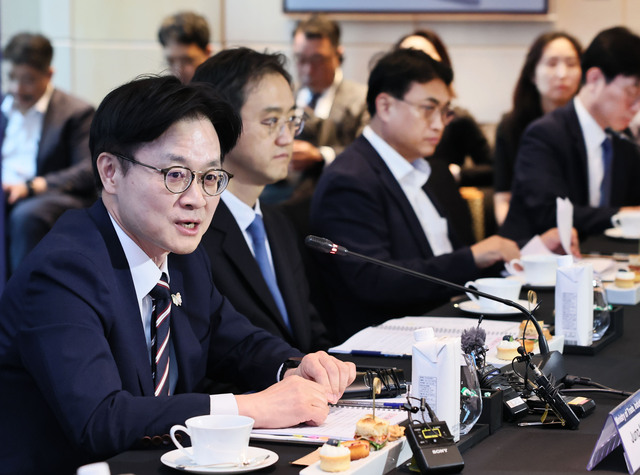 김정관 산업통상자원부 장관(맨 앞)은 24일 서울 포시즌스호텔에서 열린 주한외국상의 회장단 간담회에서 외투기업을 위한 지원 대책을 적극 추진해나가겠다고 말했다. / 산업부