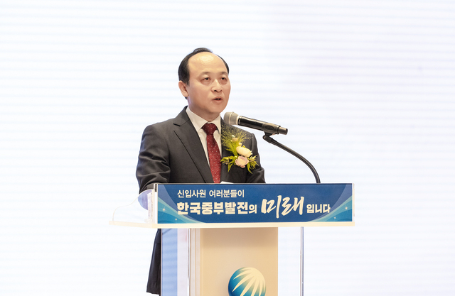 한국중부발전은 24일 충남 보령 본사에서 2025년 하반기 4직급 신입직원 입사식을 개최했다. / 중부발전