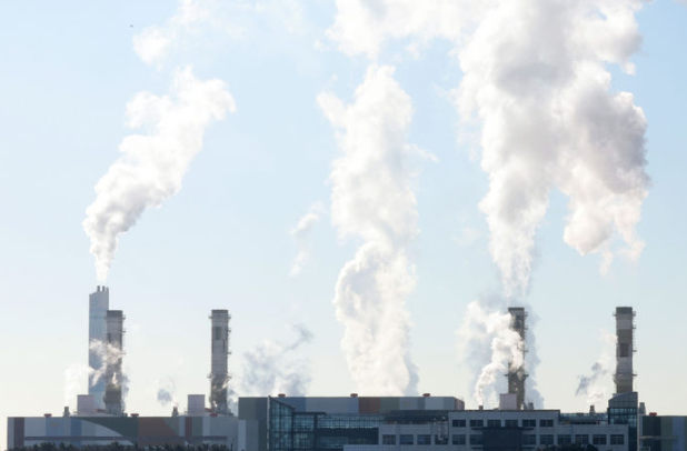 산업통상자원부는 이호현 2차관 주재로 제4차 석탄발전 전환 협의체 회의를 열고 지역수용성에 기반을 둔 대체산업 추진 및 인력전환 방안을 논의했다고 24일 밝혔다. 사진은 인천 서구 서인천복합화력발전소. / 뉴시스