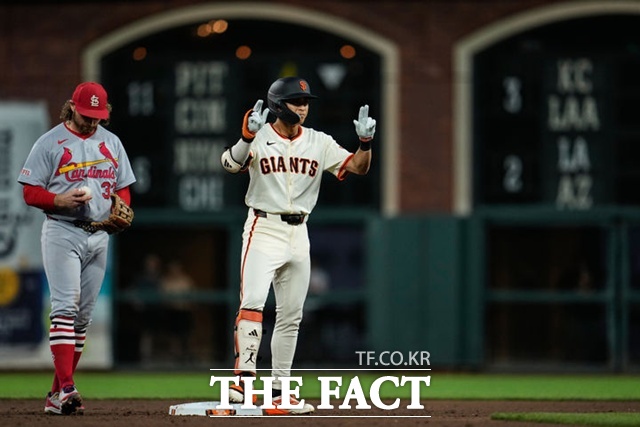 샌프란시스코 이정후가 25일(한국시간) 세인트루이스전에서 2회말 좌중간 2루타를 때린 뒤 2루에 서 있다. /샌프란시스코=AP.뉴시스
