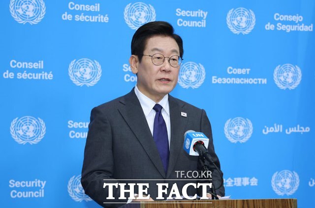 취임 뒤 각종 외교 무대에서 대한민국의 복귀를 알린 이재명 대통령은 경주 아시아태평양경제협력체(APEC) 정상회의에서는 주인공으로 나선다. 이 대통령이 9월 24일(현지시간) 미국 뉴욕 유엔본부에서 안전보장이사회 공개토의를 주재하기에 앞서 약식 브리핑을 하고 있다. /뉴시스